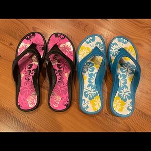 Bundle of flip flops. Size 7-8.